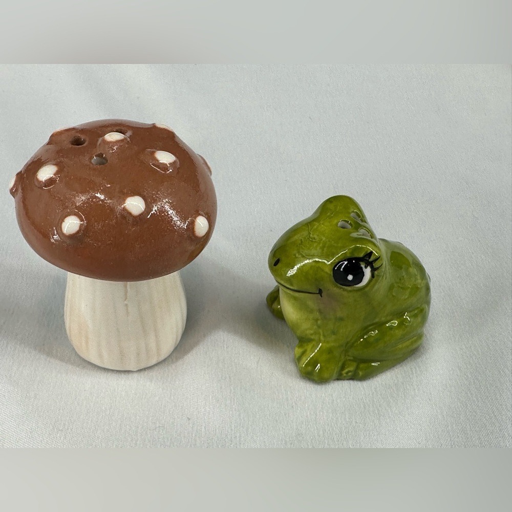 NWOT‎ Mini Salt & Pepper Shaker Mushroom & Frog Set